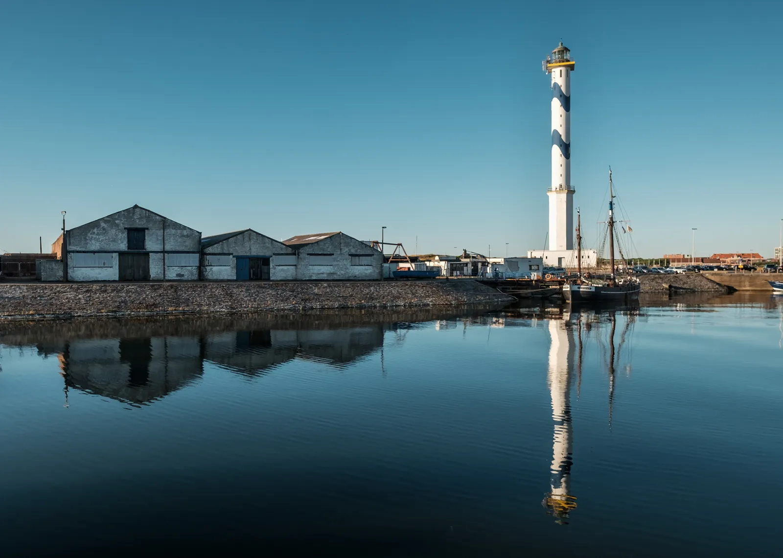 De vuurtoren Lange Nelle en een zeilschip in de haven van Oostende